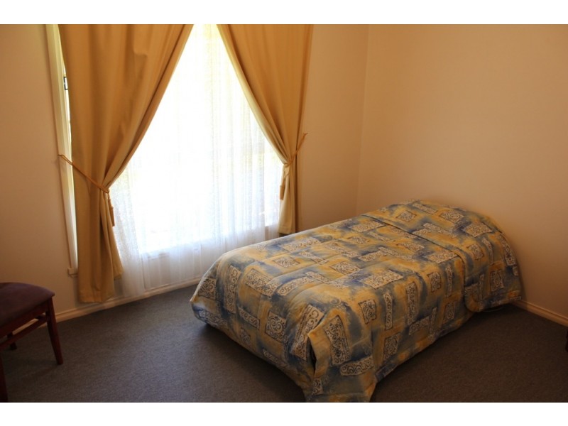 4 Hastings Place, Bathurst NSW 2795