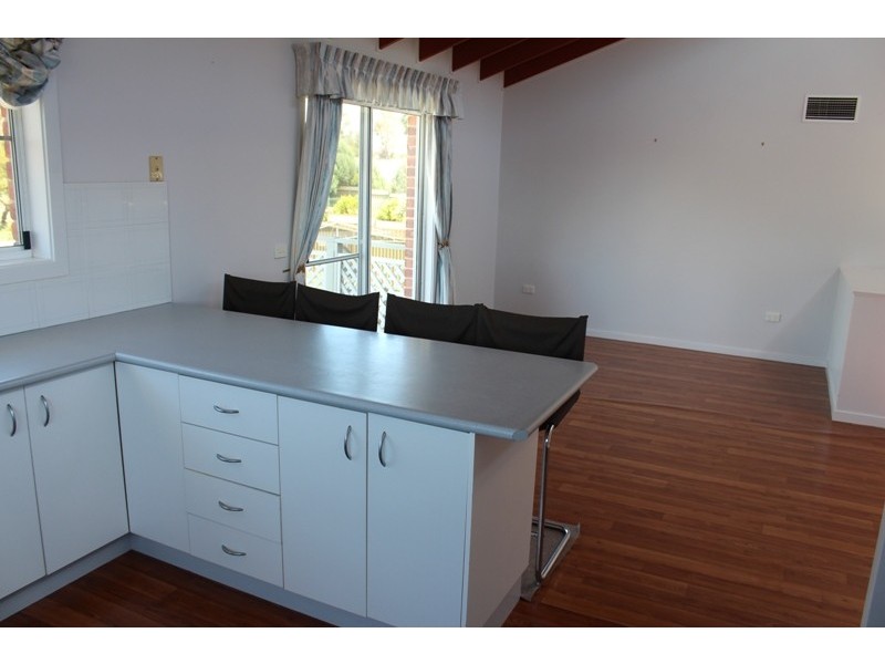 2 Carbine Close, Bathurst NSW 2795