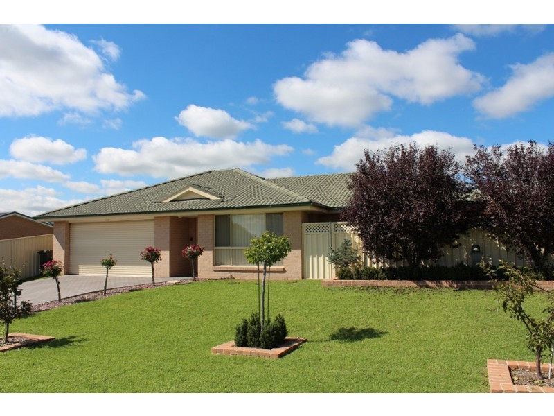 2 Howarth Close, Bathurst NSW 2795