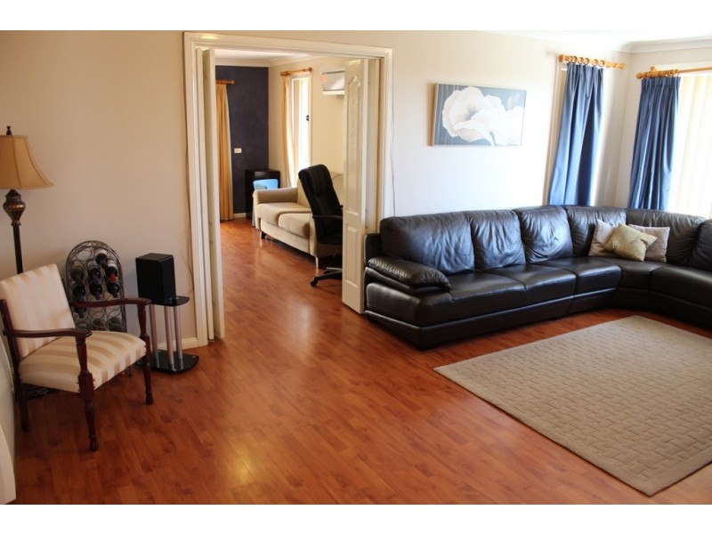 2 Howarth Close, Bathurst NSW 2795