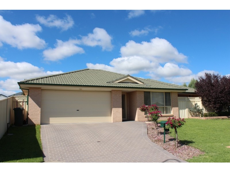 2 Howarth Close, Bathurst NSW 2795