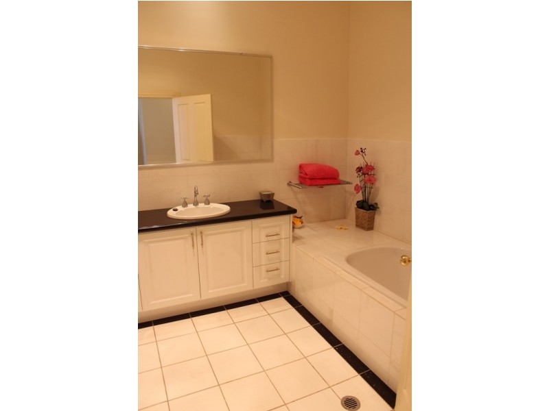 18 Arabella Place, Bathurst NSW 2795