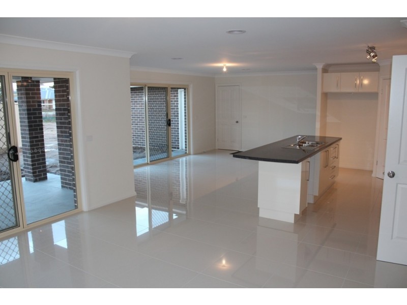 22 Graham Drive, Bathurst NSW 2795