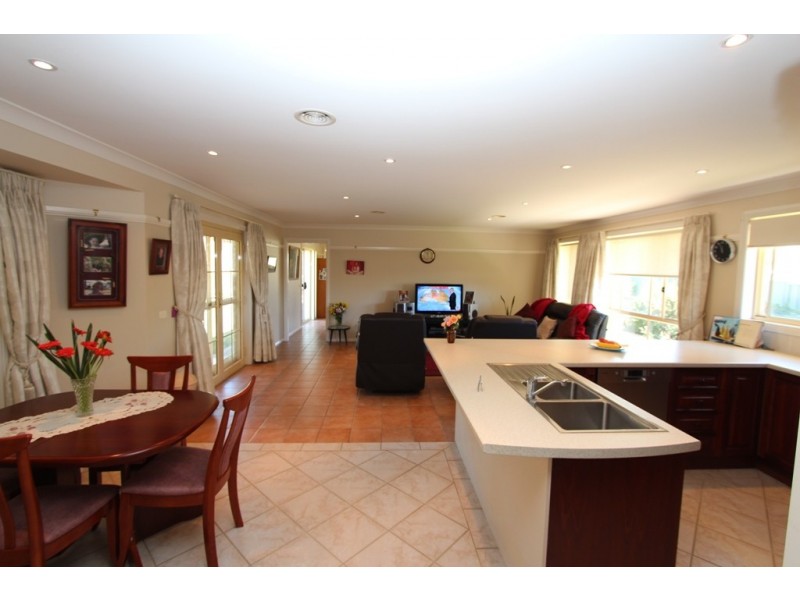 11 Roxburgh Drive, Kelso NSW 2795