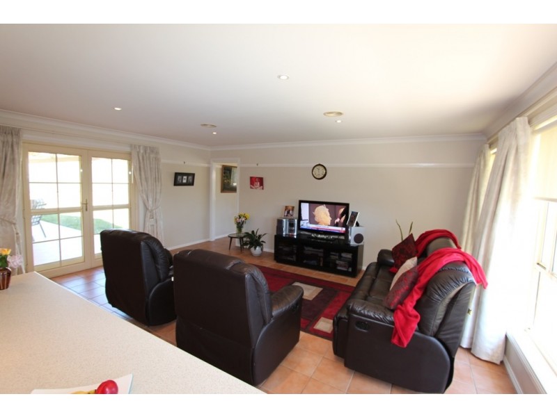 11 Roxburgh Drive, Kelso NSW 2795