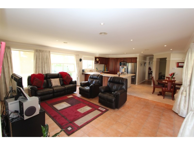 11 Roxburgh Drive, Kelso NSW 2795