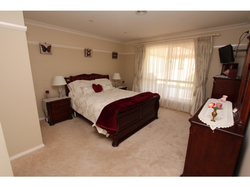 11 Roxburgh Drive, Kelso NSW 2795