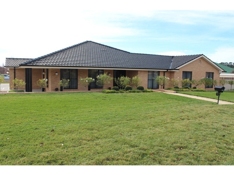1 Roxburgh Drive, Bathurst NSW 2795