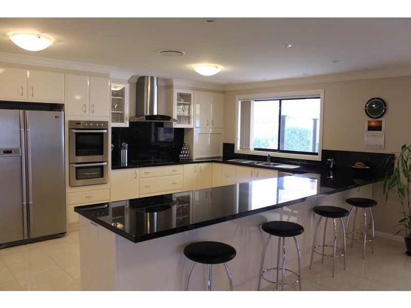 1 Roxburgh Drive, Bathurst NSW 2795