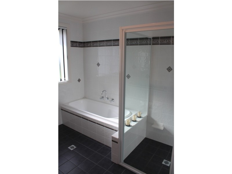 1 Roxburgh Drive, Bathurst NSW 2795