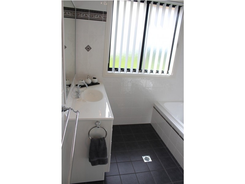 1 Roxburgh Drive, Bathurst NSW 2795