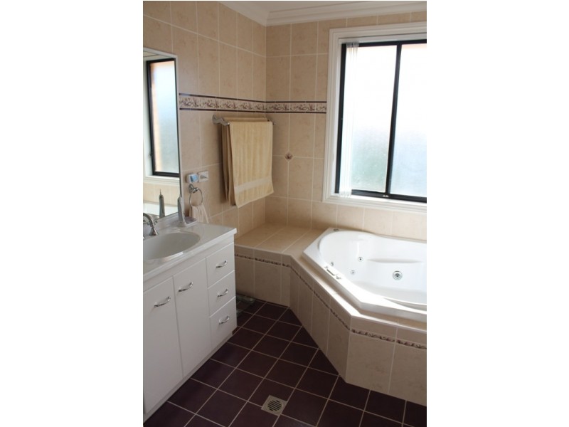 1 Roxburgh Drive, Bathurst NSW 2795