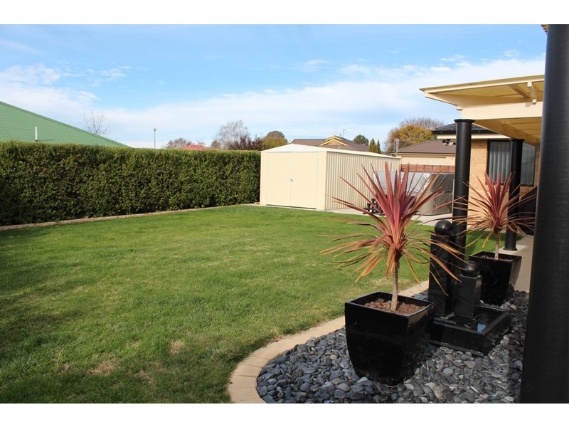 1 Roxburgh Drive, Bathurst NSW 2795