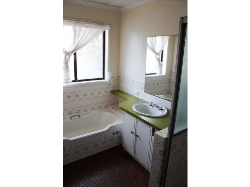 32 Miriyan Drive, Bathurst NSW 2795