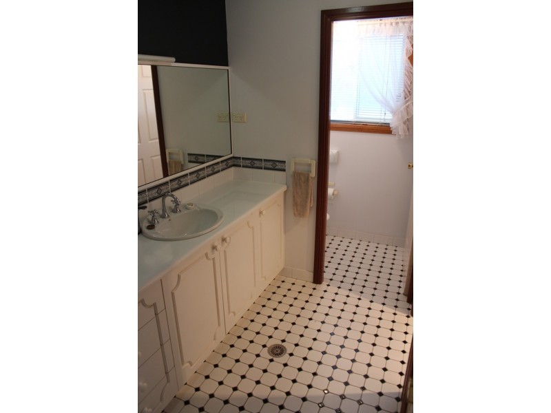 3 Freestone Way, Bathurst NSW 2795