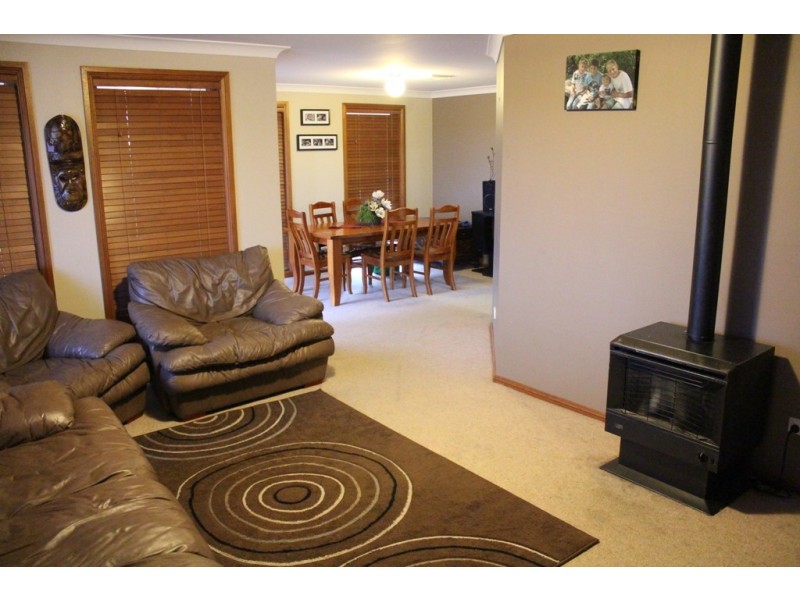 11 Barker Circuit, Bathurst NSW 2795