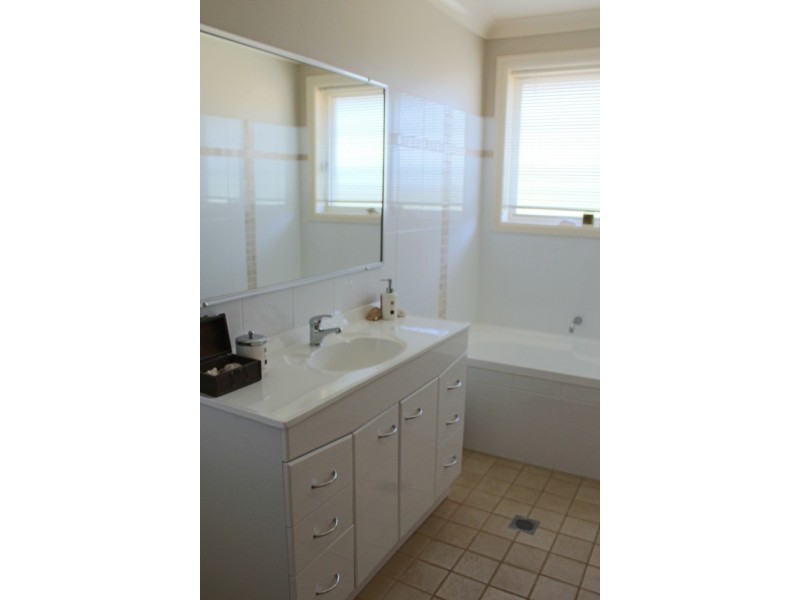 9 Marriott Avenue, Bathurst NSW 2795