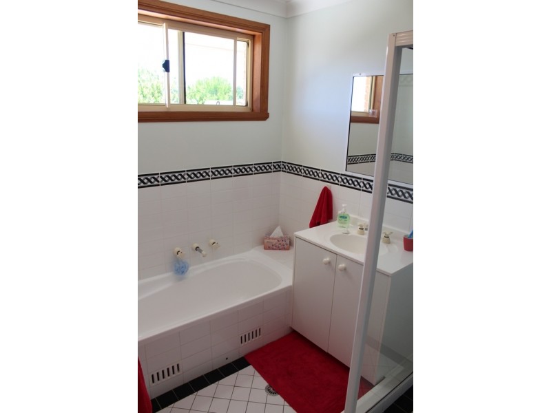 7 Abercrombie Drive, Bathurst NSW 2795