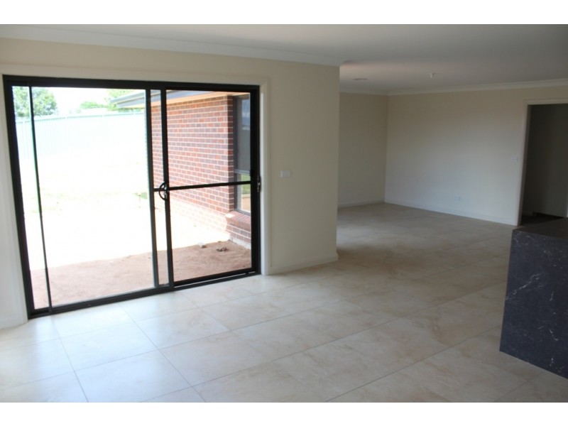4 Blaxland Drive, Bathurst NSW 2795