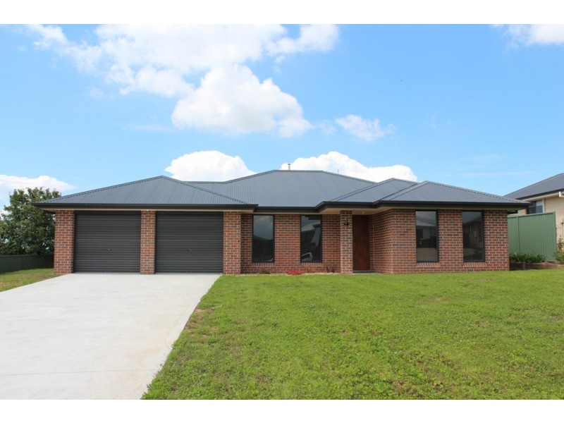 4 Blaxland Drive, Bathurst NSW 2795