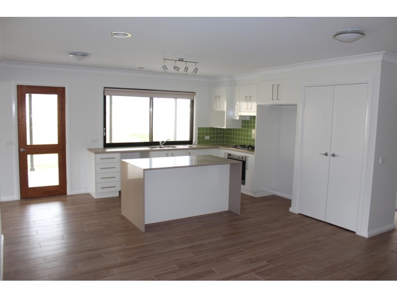 6 Jade Close, Bathurst NSW 2795