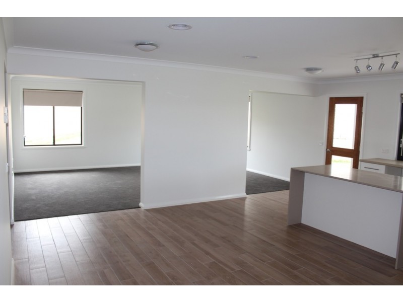 6 Jade Close, Bathurst NSW 2795