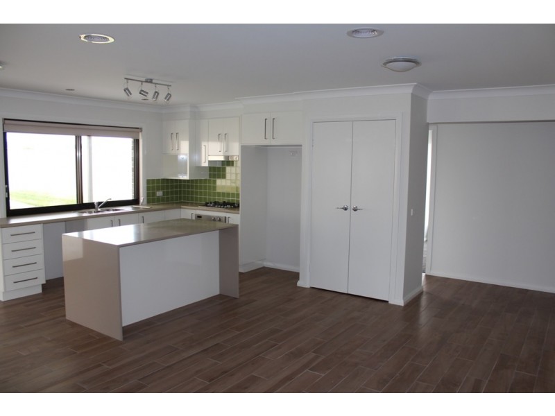 6 Jade Close, Bathurst NSW 2795