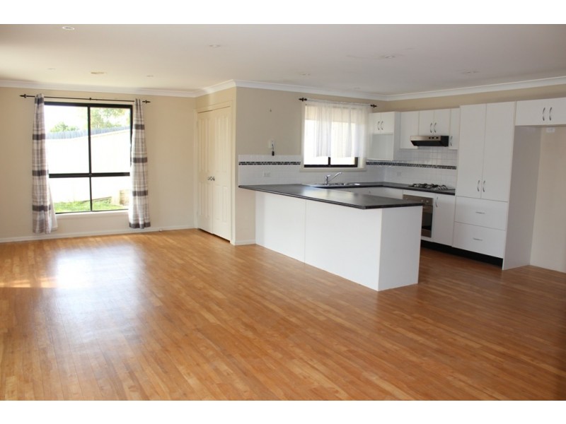 8 Shackleton Close, Windradyne NSW 2795