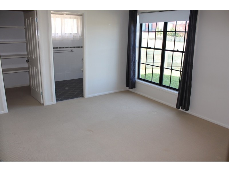 8 Shackleton Close, Windradyne NSW 2795
