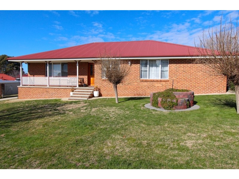 4 Scarborough Place, Bathurst NSW 2795