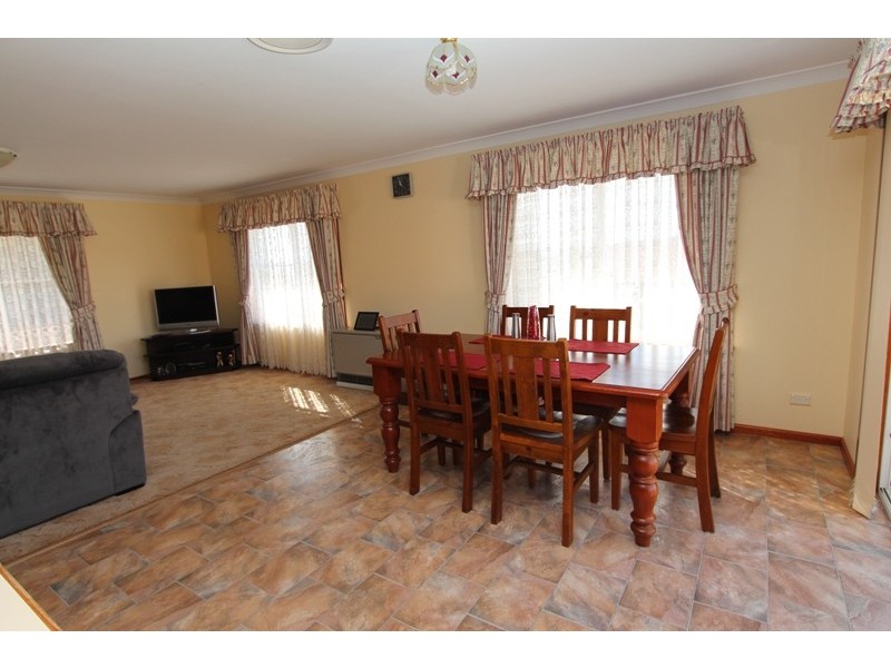 4 Scarborough Place, Bathurst NSW 2795