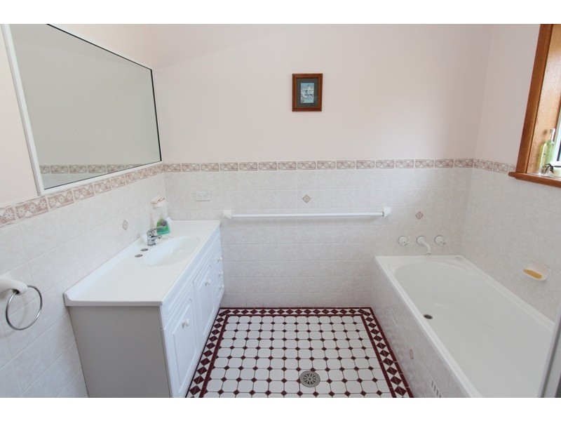 4 Scarborough Place, Bathurst NSW 2795