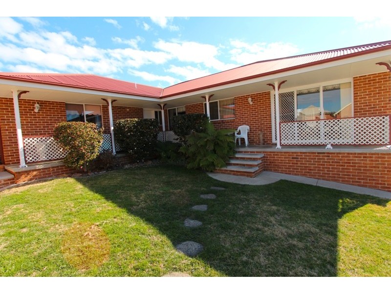 4 Scarborough Place, Bathurst NSW 2795