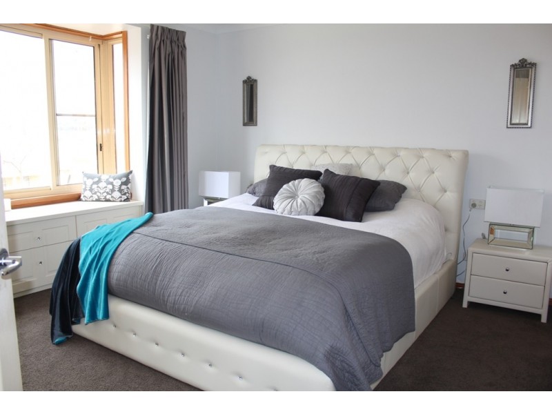 24 Freestone Way, Bathurst NSW 2795