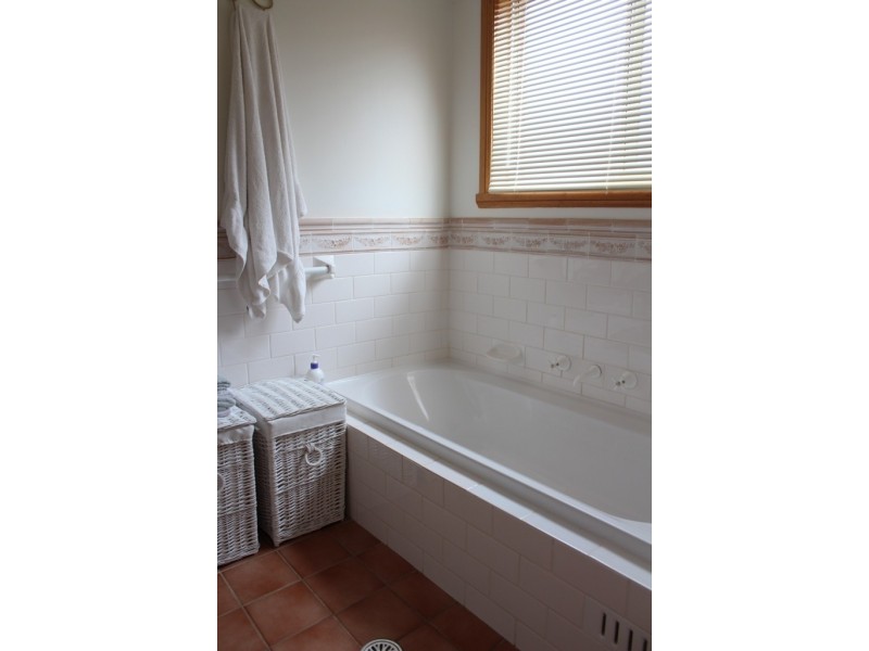 24 Freestone Way, Bathurst NSW 2795