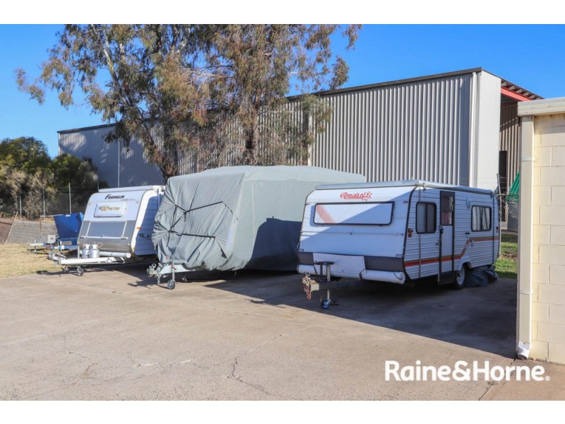 8 Vale Road, Bathurst NSW 2795