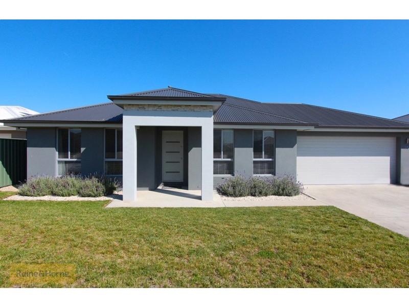 17 Blaxland Drive, Llanarth NSW 2795