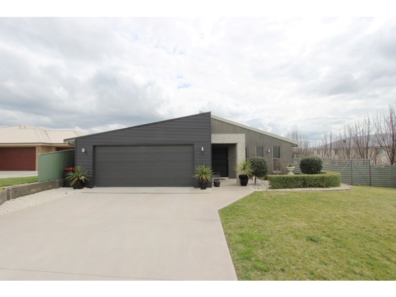 3 Freeman Circuit, Llanarth NSW 2795