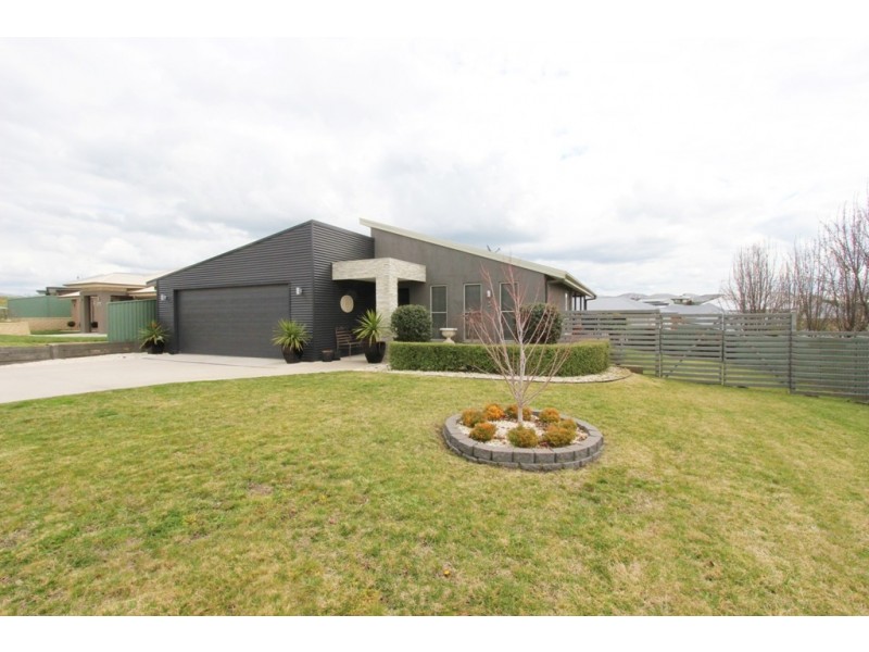 3 Freeman Circuit, Llanarth NSW 2795