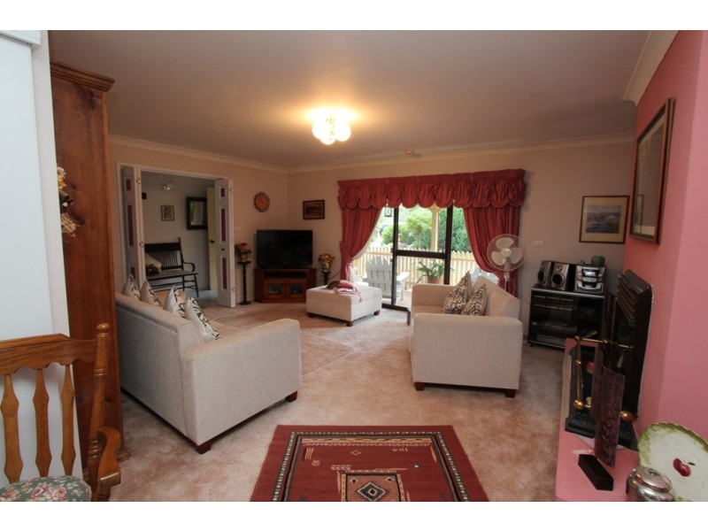 2 Strathmore Drive, Forest Grove NSW 2795