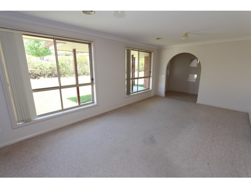 2 Darwin  Drive, Bathurst NSW 2795