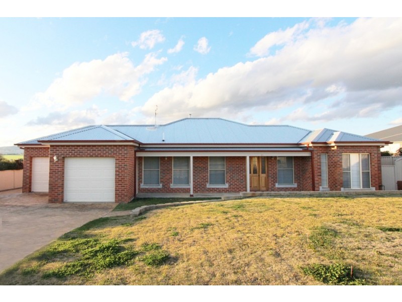 19 Howarth Close, Llanarth NSW 2795