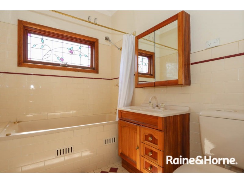 18 Annesley Street, Bathurst NSW 2795