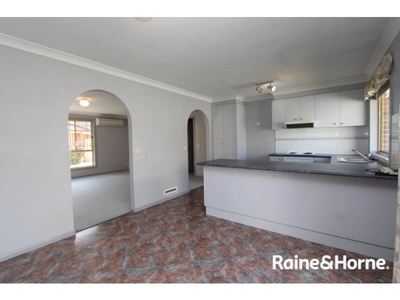 2/3 Dees Close, Bathurst NSW 2795