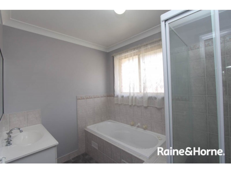 2/3 Dees Close, Bathurst NSW 2795