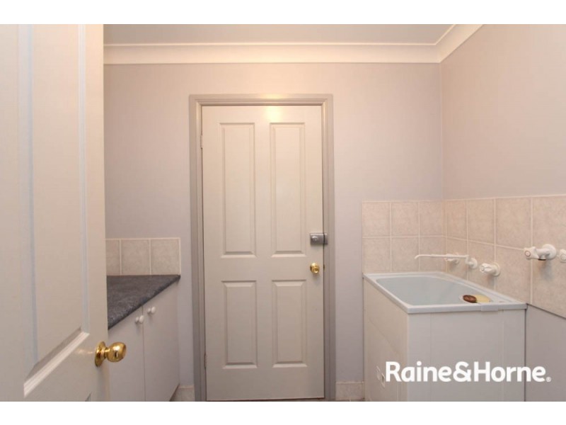 2/3 Dees Close, Bathurst NSW 2795