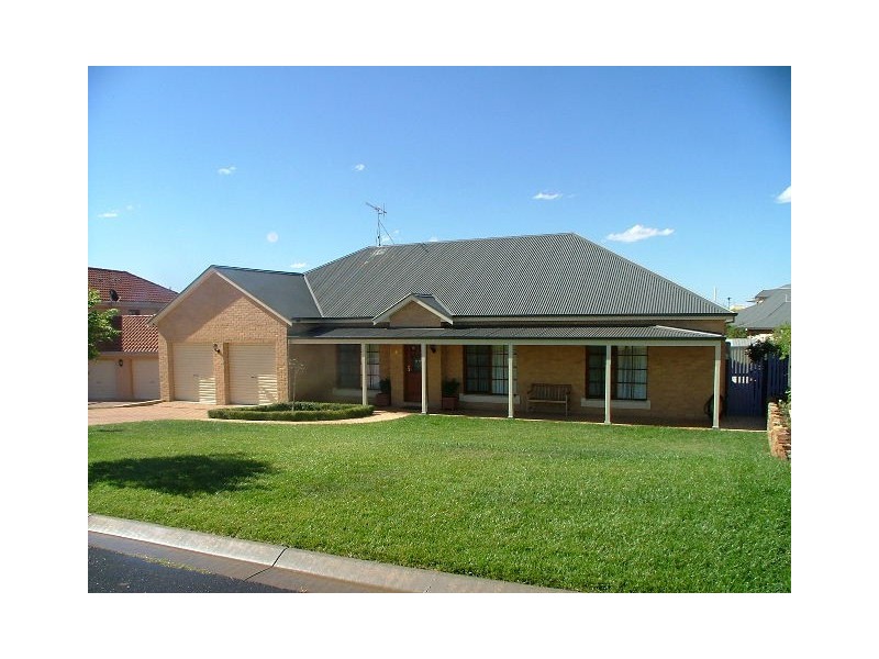 2 Honeysuckle Cl, Bathurst NSW 2795