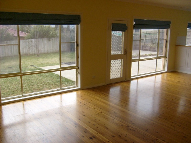 2 Honeysuckle Cl, Bathurst NSW 2795