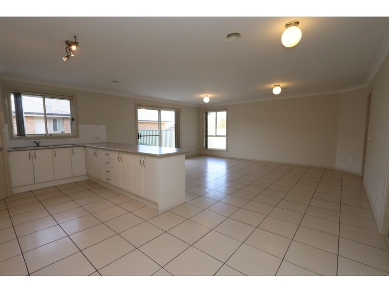 4 Freeman Circuit, Bathurst NSW 2795