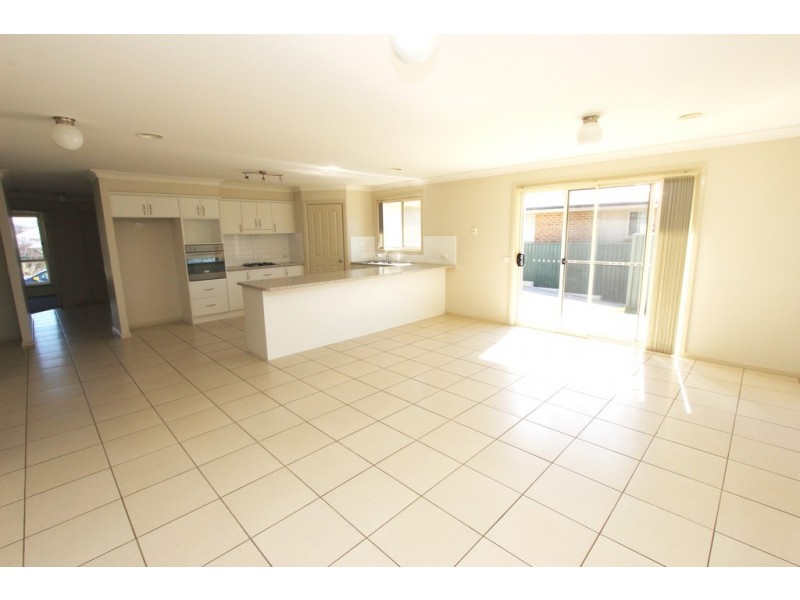 4 Freeman Circuit, Bathurst NSW 2795